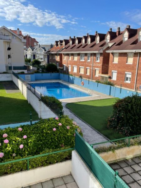 Apartamento con piscina a 100 metros de la playa en Somo